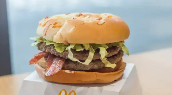 Podwójny burger z bekonem i sałatą, z serem na bułce. Zastanawiasz się nad jalapeno burger kcal?