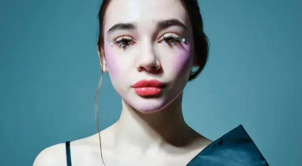 Młoda influencerka z odważnym makijażem. Kto stoi za sukcesem najmłodszej polskiej influencerki z branży beauty?