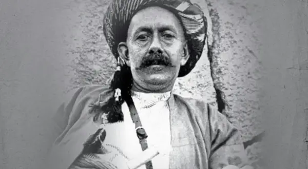 Porträtt av major Eric Bonde i turban och traditionell klädsel. Hans blick är intensiv och mustaschen framträdande.