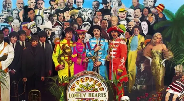Okładka "Sgt. Pepper's Lonely Hearts Club Band" - jedna z najważniejszych płyt w historii muzyki, z The Beatles w barwnych strojach i tłumem postaci.