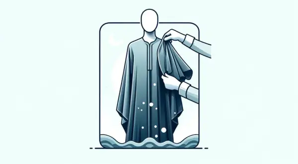 Hände falten ein elegantes, blaues Abendkleid, das auf einem Schaufensterpuppen steht. Unter dem Kleid sind Wellen angedeutet, die das Waschen symbolisieren.