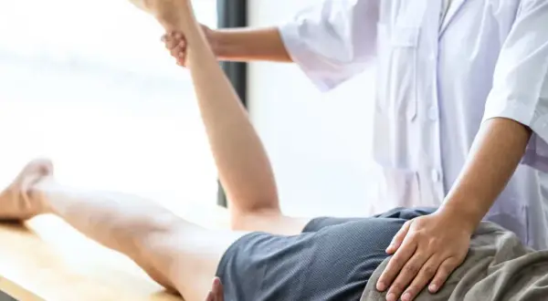 Czy zastrzyk z kwasu hialuronowego w biodro boli? Oto prawda o bólu