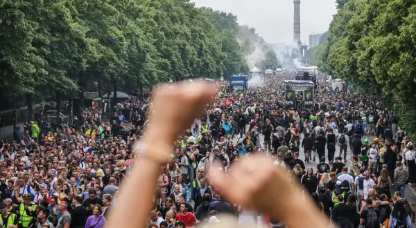 Tłum ludzi na ulicy, ciężarówki z muzyką i Złota Zwycięzca w tle. To jest **love parade**!