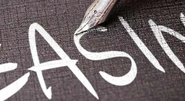 Pióro wieczne pisze słowo "leasing". Rozważasz leasing zwrotny nieruchomości?