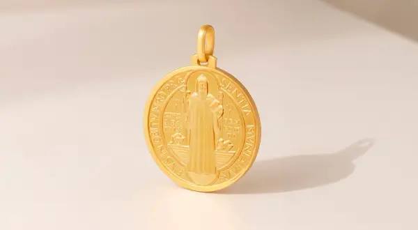 Medalla de San Benito, un símbolo de fe y protección, como una cadena virgen del carmen.