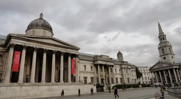 Trafalgar Square w Londynie z widokiem na galerię narodową.