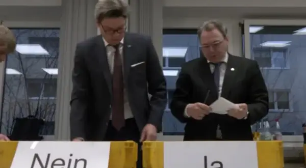 Männer bei einer Urabstimmung über einen Streik. Gelbe Boxen mit "Nein" und "Ja" stehen bereit.