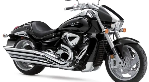 Błyszczący, czarny motocykl Suzuki Boulevard M109R z chromowanymi detalami, gotowy na przejażdżkę.