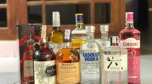Kolekcja alkoholi: Kraken Rum (40% vol), Monkey Shoulder (40% vol), Absolut Vodka (40% vol) i inne.