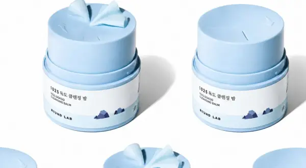 Zwei hellblaue Tiegel mit **Reinigungsbalsam** von Round Lab, beschriftet mit "1025 DOKDO CLEANSING BALM".