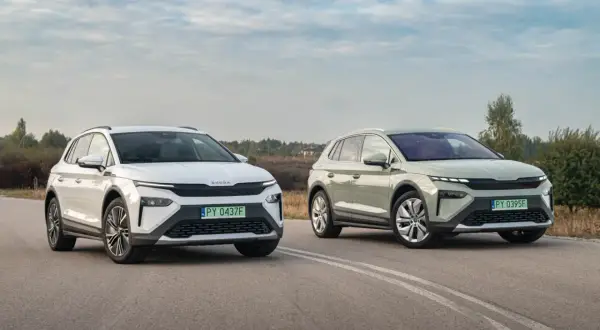 Dwa nowoczesne **Škoda SUV** na drodze: biały i zielony, z charakterystycznymi światłami i grillem.