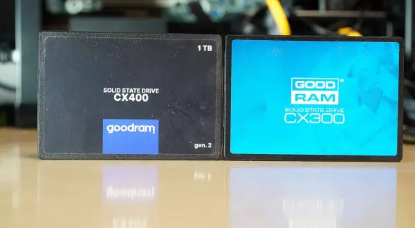 Dwa dyski SSD Goodram CX400 (1TB, gen. 2) i CX300 na błyszczącym blacie.