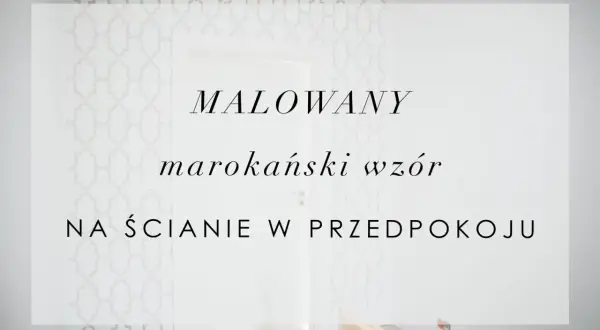 Malowany marokański wzór na ścianie w przedpokoju. Delikatny, geometryczny motyw dodaje elegancji.