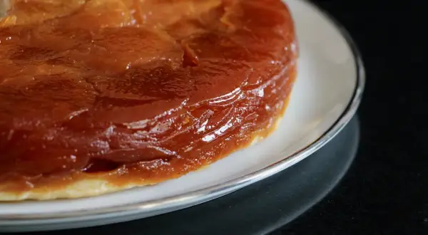 Une délicieuse tarte Tatin aux pommes caramélisées, prête à être dégustée. Une recette qui fait saliver !