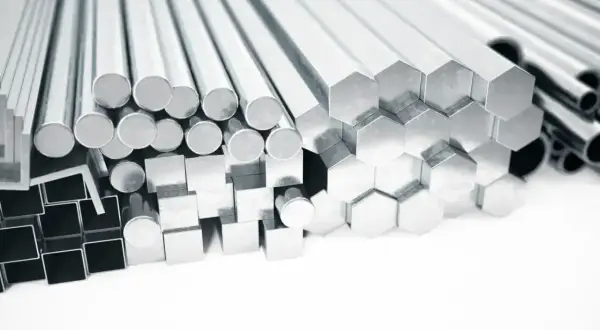 Różnorodne profile i pręty ze stopów aluminium: okrągłe, kwadratowe, sześciokątne i rury.