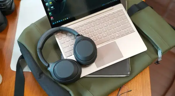 Słuchawki Sony na laptopie. Jak sparować słuchawki z urządzeniem? To proste, gdy masz wszystko pod ręką.