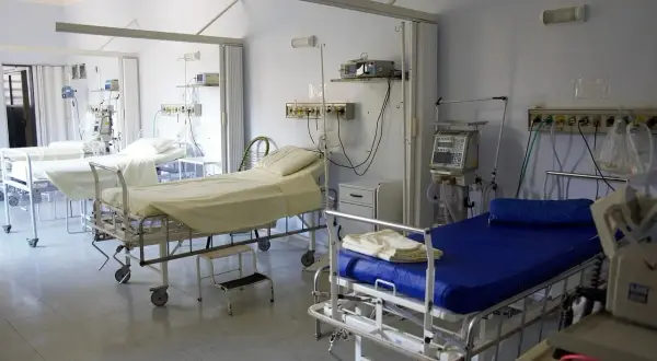 Sala szpitalna z kilkoma łóżkami i aparaturą medyczną. Procedura zgonu w szpitalu to trudny moment.