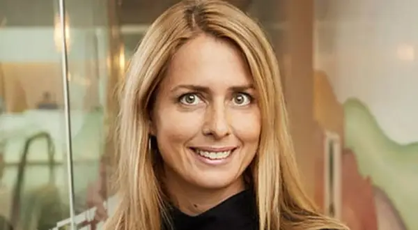 Helena Helmersson, VD för H&M, ler mot kameran. Hon har blont hår och bär en svart tröja.