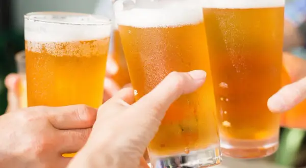 Radosny toast orzeźwiającym piwem bezalkoholowym. Poznaj jego właściwości i ciesz się smakiem bez wyrzutów sumienia.