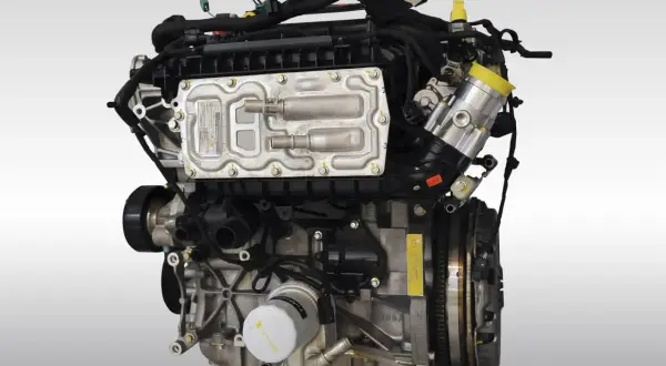 Silnik 1.5 EcoBoost, często chwalony w opiniach za dynamikę i oszczędność. Widoczny na zdjęciu z licznymi przewodami i elementami.