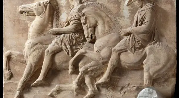 Starożytny grecki relief z Partenonu przedstawiający trzy postacie na koniach.
