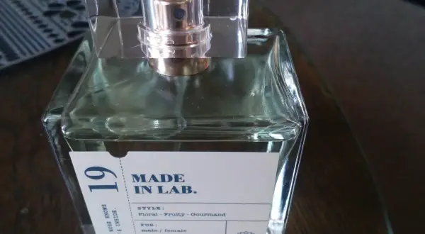 Perfumy MADE IN LAB. 19, odpowiednik o zapachu kwiatowo-owocowo-gourmand, dla kobiet i mężczyzn.
