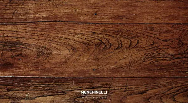 Dettaglio di un parquet vecchio con venature marcate. Scopri cosa fare per rinnovarlo e valorizzarlo.
