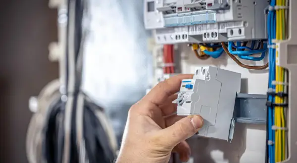 Jak wyciągnąć bezpiecznik bez ryzyka uszkodzenia instalacji elektrycznej