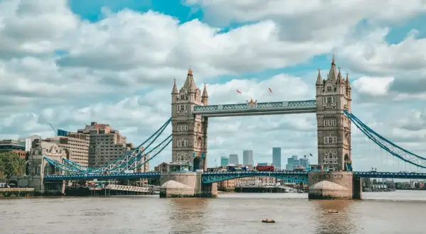 Tower Bridge w Londynie, z czerwonym autobusem na moście. Ciekawe fakty o tym ikonicznym miejscu czekają na odkrycie!