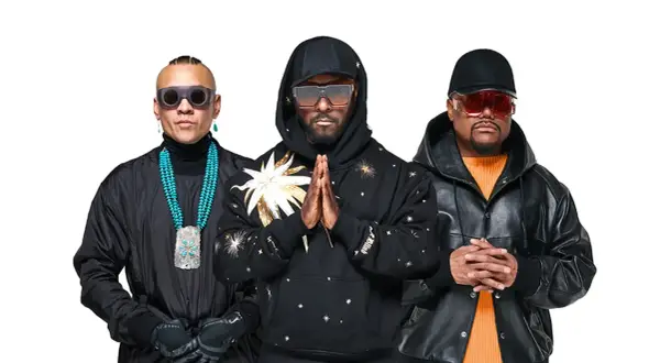 Les Black Eyed Peas, prêts pour un concert, posent ensemble. Will.i.am, Taboo et apl.de.ap arborent des lunettes de soleil stylées et des tenues audacieuses.