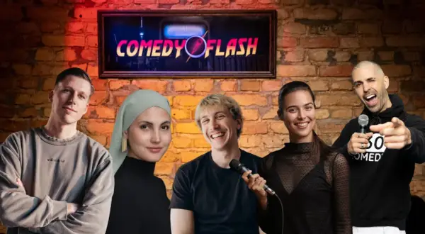 Fünf Comedians stehen vor einer Backsteinwand mit dem "COMEDY FLASH" Neonlicht. Lachen garantiert bei dieser Comedy-Show in Berlin!