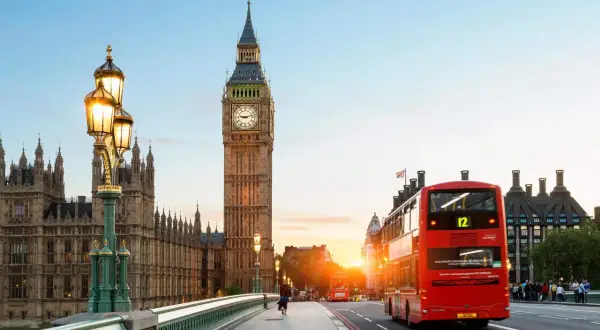 Solnedgång över London med Big Ben och röda dubbeldäckare. Här är några fakta om London.