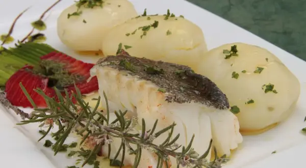 Filete de bacalao desalado con patatas, espárragos y romero. Descubre las propiedades del bacalao desalado en este plato.