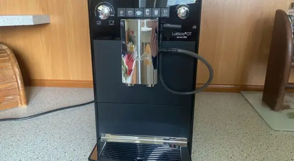 Czarny ekspres do kawy Melitta Latticia OT Series 600 z chromowanym dozownikiem.