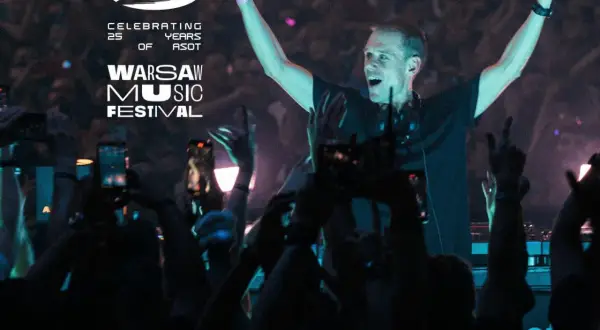 Armin van Buuren na festiwalu w Warszawie, świętując 25 lat ASOT. Tłum szaleje, telefony w górze.