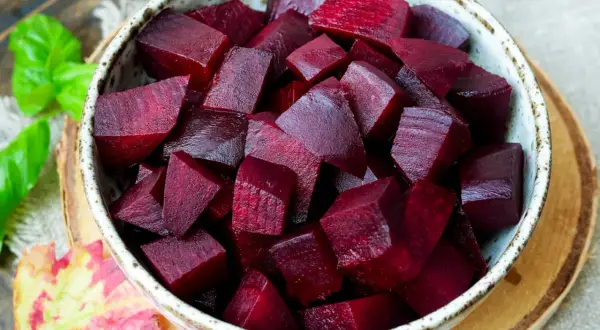 Schon gewusst, wie lange rote Bete kochen? Hier sind die leuchtend roten Würfel in einer Schüssel, bereit für Salate oder als Beilage.