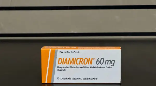 Opakowanie leku Diamicron 60 mg z gliclazydem, zawierające 30 tabletek o przedłużonym uwalnianiu.