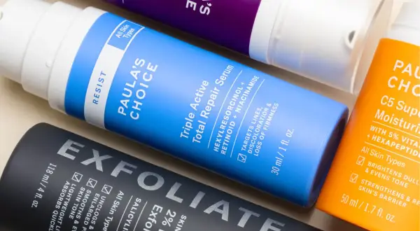 Siero viso Paula's Choice con niacinamide e vitamina C, insieme a esfoliante e crema idratante.