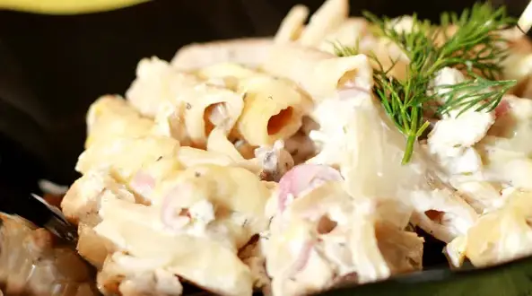 Ile kalorii ma zapiekanka makaronowa z kiełbasą i serem? Sprawdź!