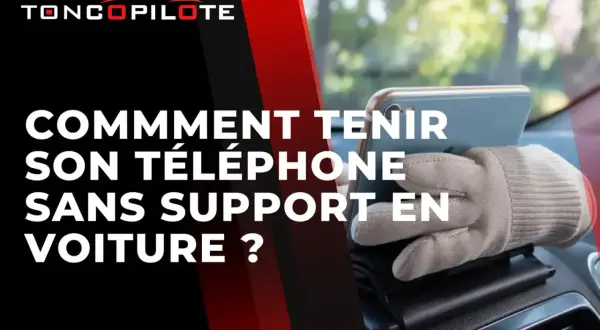 Astuce pour comment faire tenir son téléphone en voiture sans support : une main gantée maintient le téléphone sur le tableau de bord.