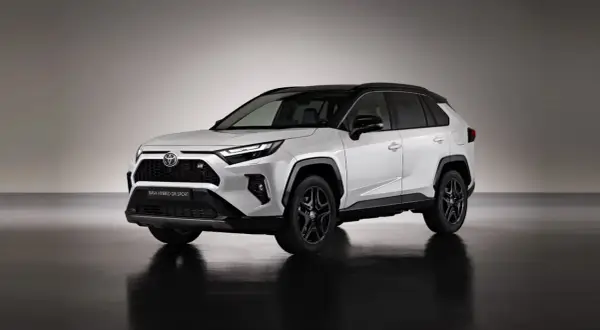 Biała, sportowa Toyota RAV4 Hybrid GR SPORT z czarnym dachem i felgami, prezentująca dynamiczny design.