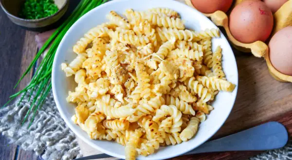 Fusilli-Nudeln mit Rührei, garniert mit Schnittlauch und Pfeffer. Ein einfaches, aber leckeres Gericht: Nudeln mit Ei.