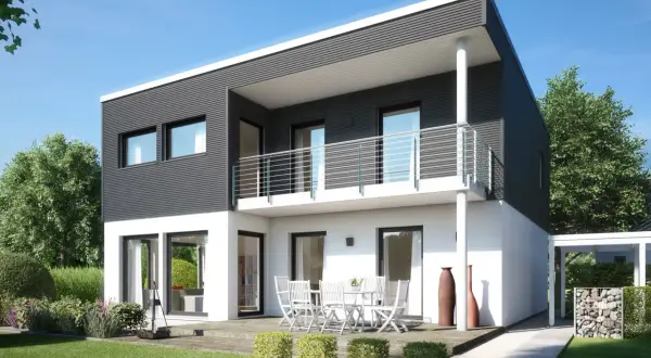 Moderner Fertighaus Kubus mit zwei Etagen, Balkon und Terrasse. Einladende Gartenmöbel laden zum Verweilen ein.