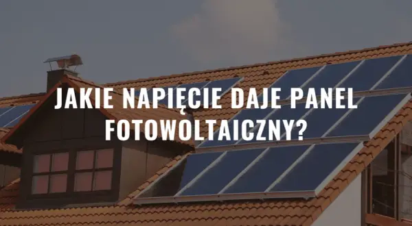 Panele fotowoltaiczne na dachu domu. Tekst: "Jakie napięcie daje panel fotowoltaiczny?".