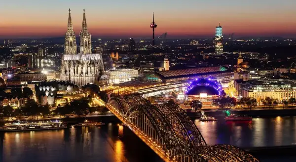 Köln bei Nacht: Dom, Hohenzollernbrücke & Rhein. Tolle ausflugsziele nrw natur & Stadt.