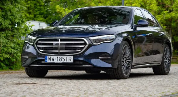 Mercedes-Benz klasa E – najważniejsze cechy i porównania z konkurencją
