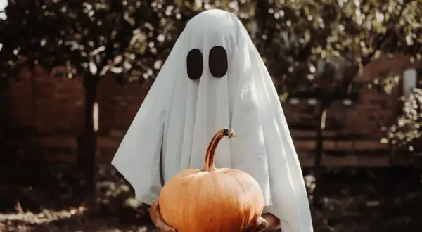 Jak zrobić strój ducha łatwo i tanio na Halloween dla dzieci