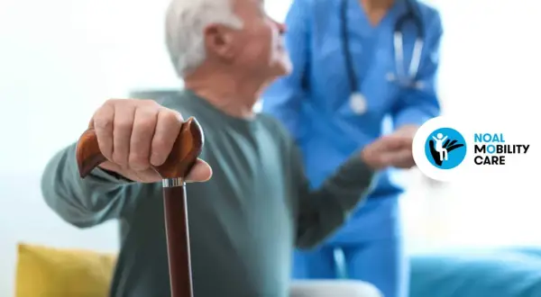 Anziano con bastone, assistito da un infermiere, affronta la difficoltà a camminare dovuta a problemi di neurologia.