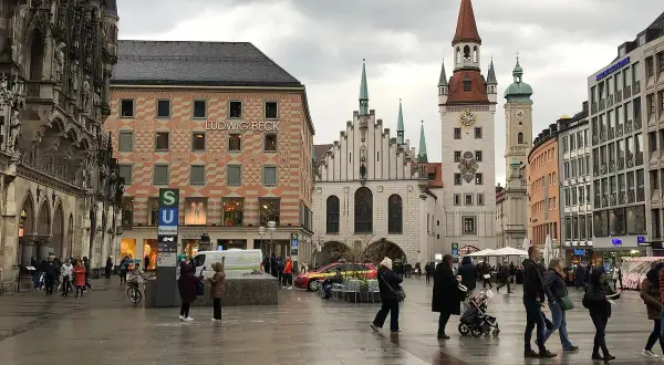 Menschen auf dem Marienplatz in München, ideal für eine free walking tour deutsch.