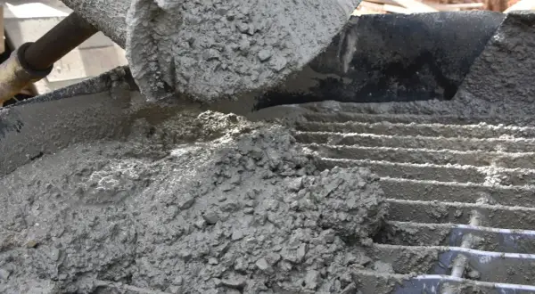 Świeży beton c12/15 wylewany z mieszalnika na ruszt.